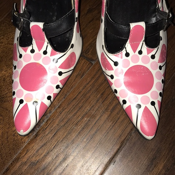White, pink and black pointed toe heels! Size 5. - Picture 5 of 8